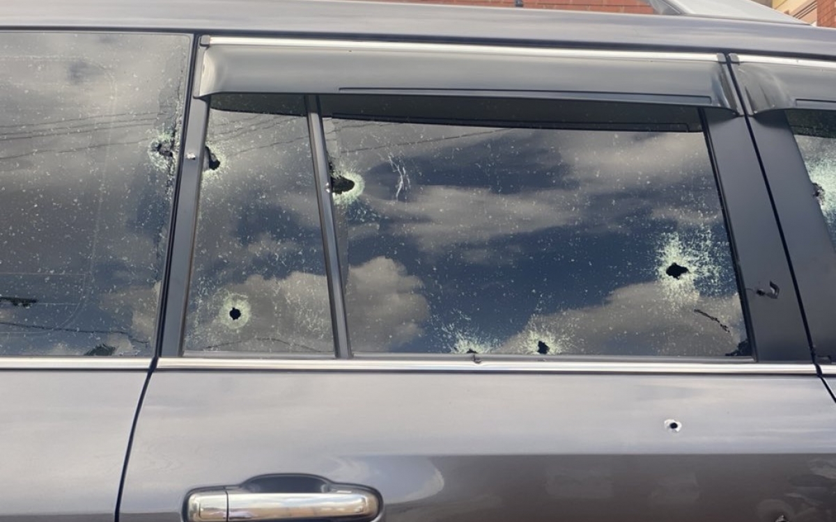 Nhóm tay súng đi xe máy nhả đạn vào xe ô tô bộ trưởng vận tải Uganda để ám sát